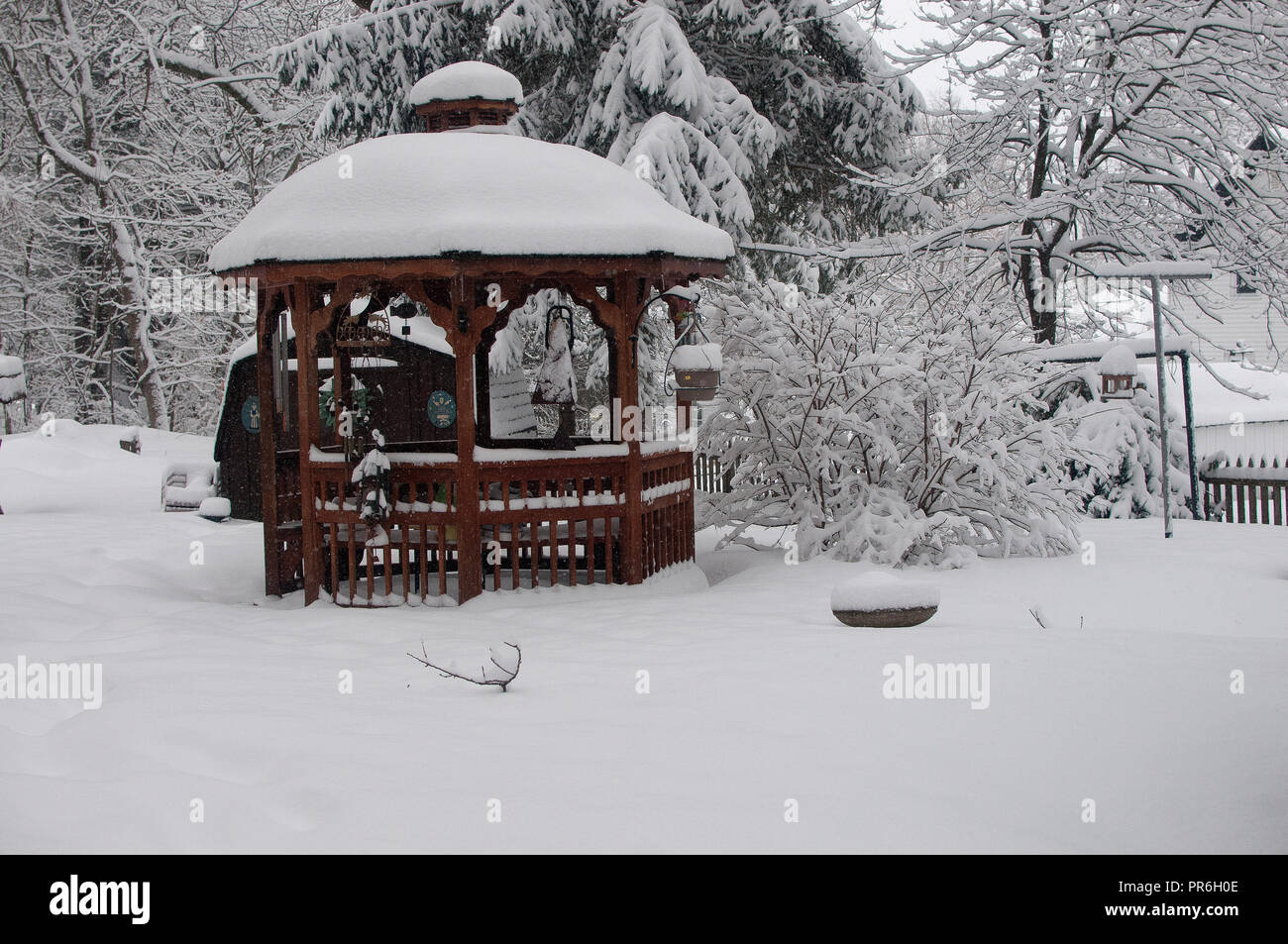 Hinterhof winter Szene nach Schneefall Stockfoto