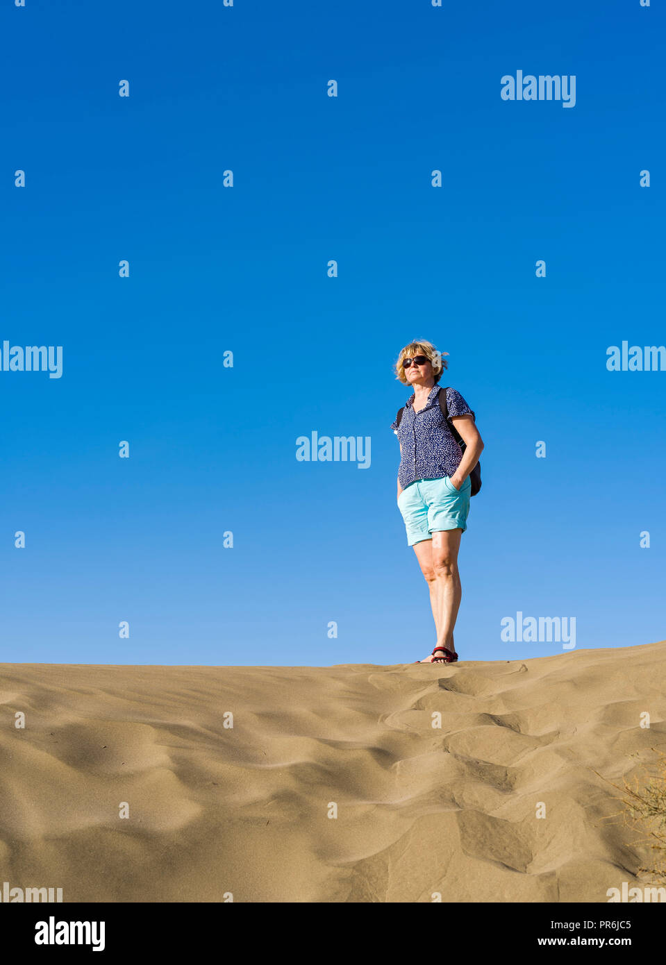 Frau mittleren Alters auf die Dünen von Maspalomas Stockfoto