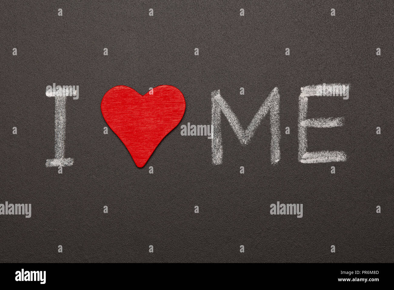 Selbstliebe Konzept mit roten Herzen und handschriftlichen Text gemacht Ich liebe mich mit weißer Kreide auf Tafel. Stockfoto