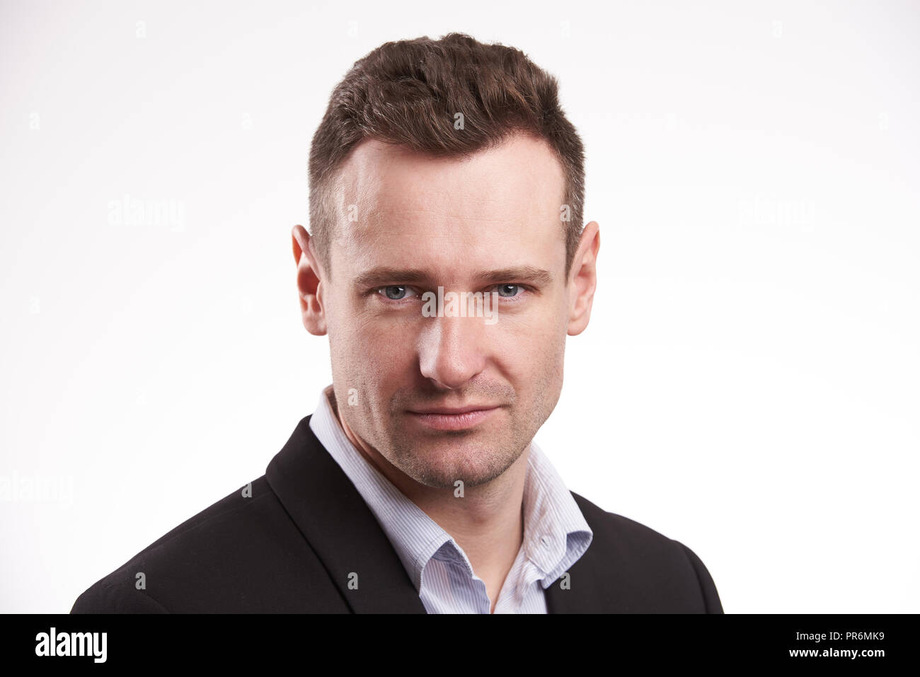 Portrait von seriuos junger Mann in Anzug isoliert auf weißem bacground Stockfoto