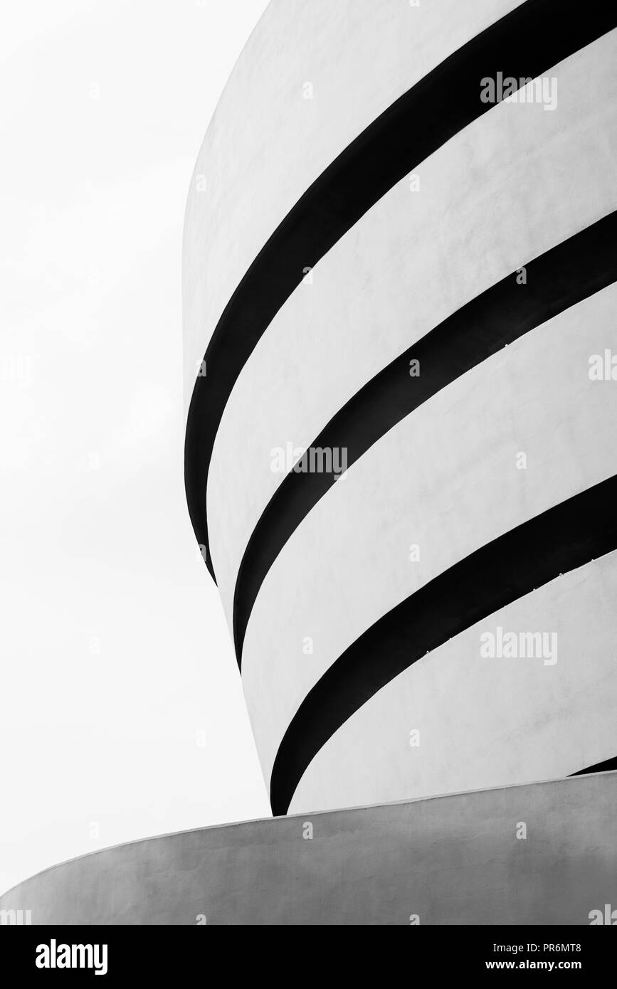 Hoher Kontrast schwarz-weiß Foto von Solomon R. Guggenheim Museum auf der Upper East Side von Manhattan, New York City. Von Frank Lloyd W ausgelegt Stockfoto
