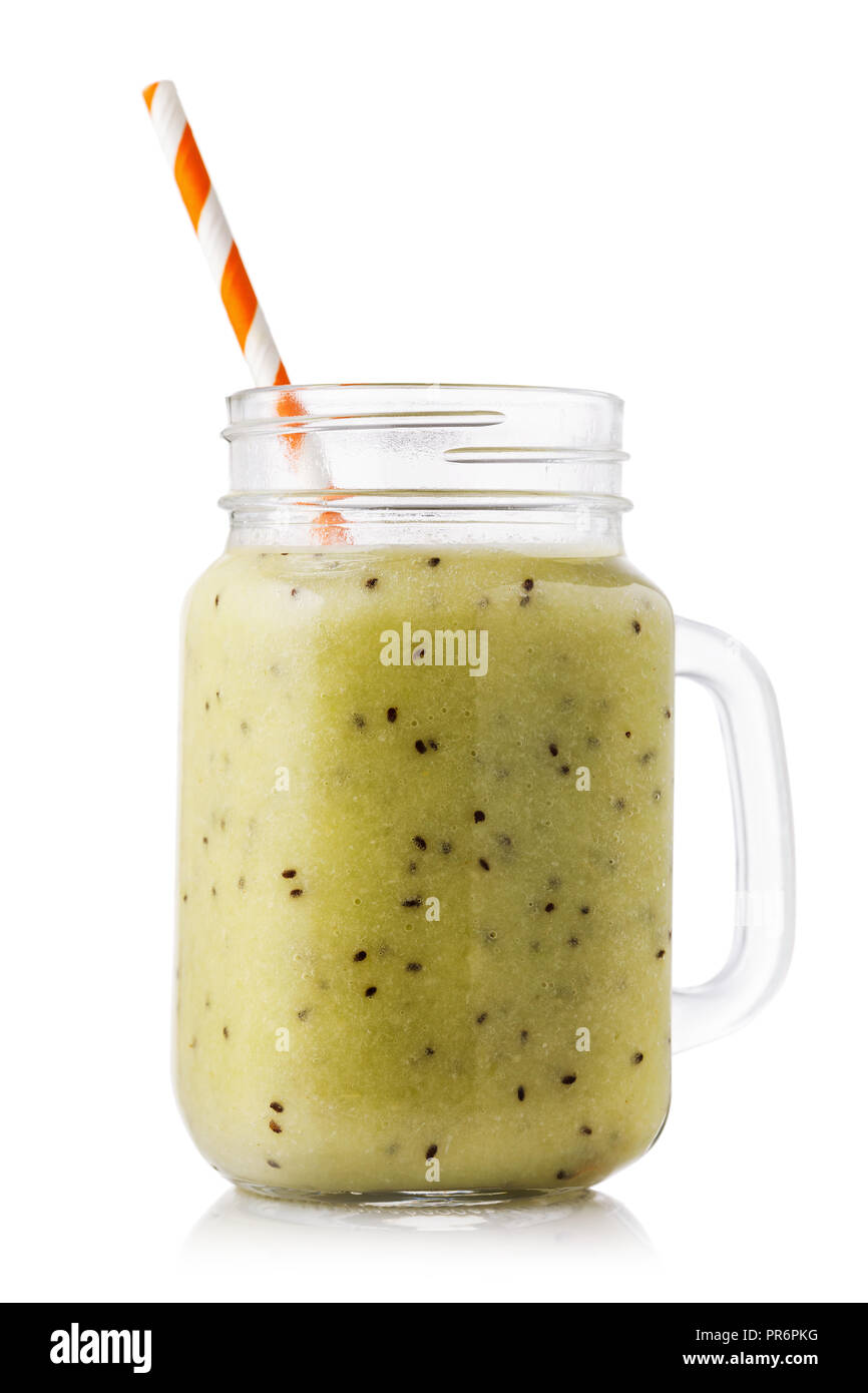 Smoothies im Glas von Kiwis auf weißem Hintergrund zubereitet Stockfoto