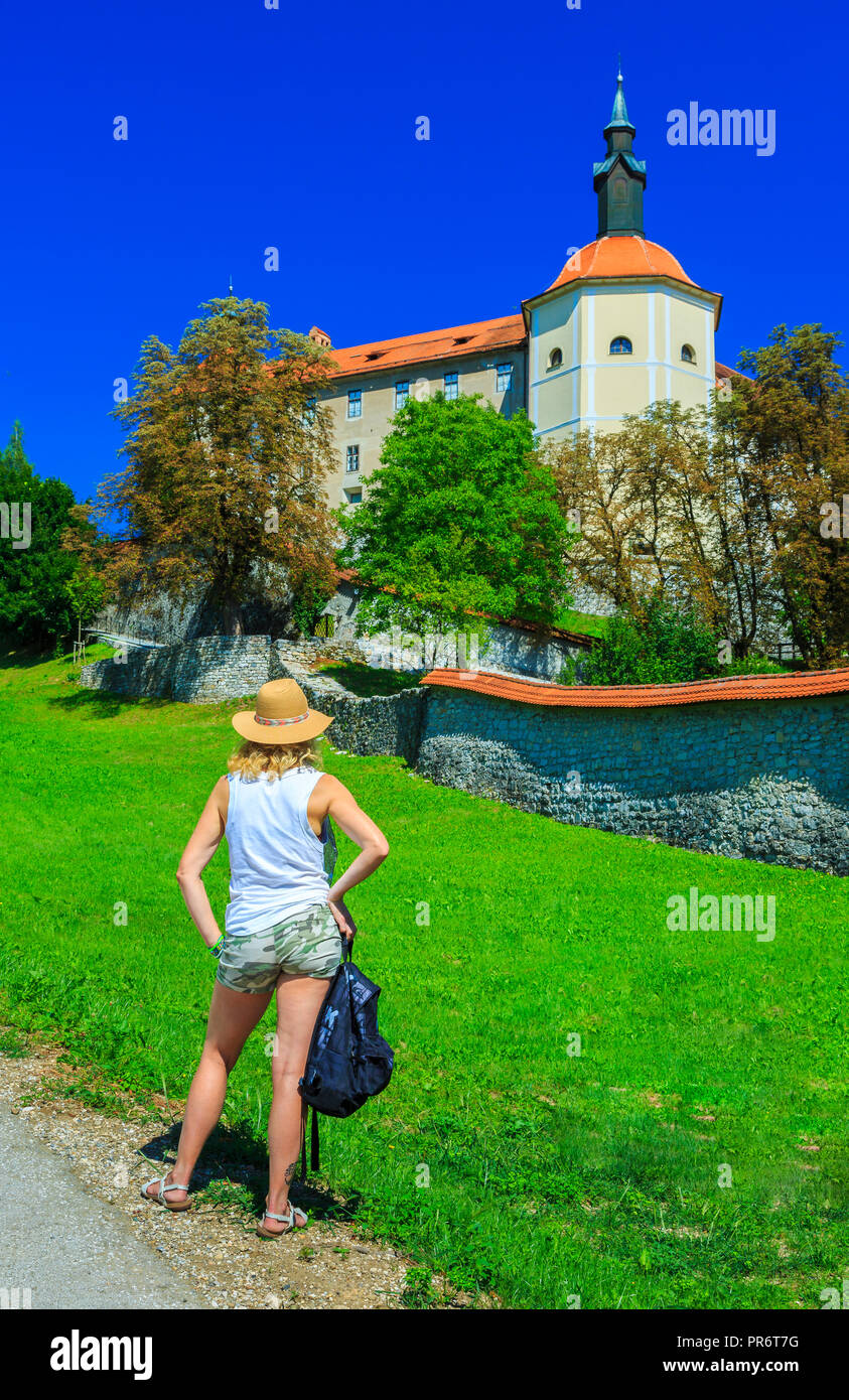 Loka Burg und Touristen. Skofja Loka. Obere Kraina. Slowenien, Europa. Stockfoto