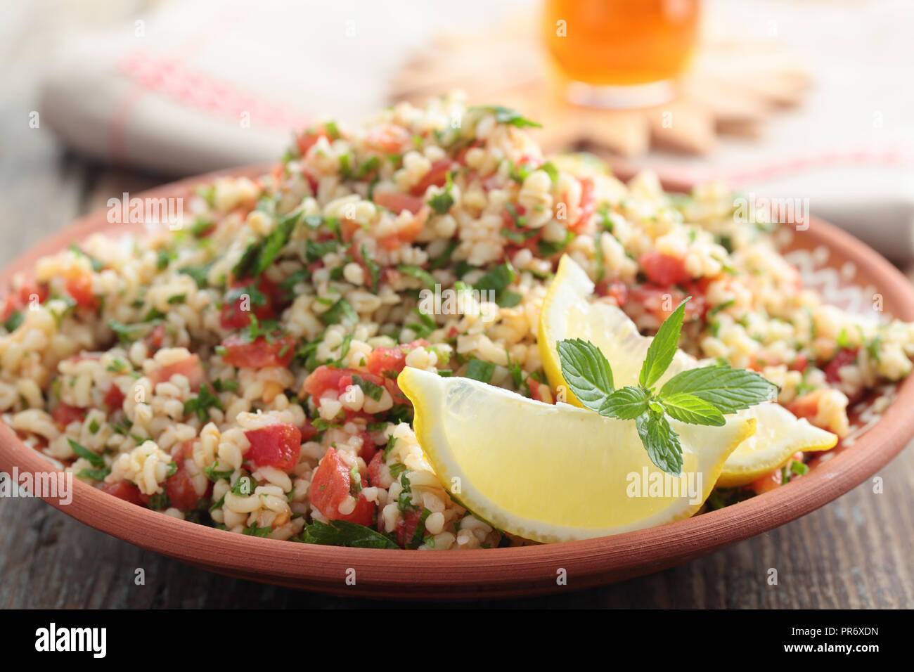 Tabbouleh mit Bulgur, Tomaten, Petersilie, Minze und Zitrone Stockfoto