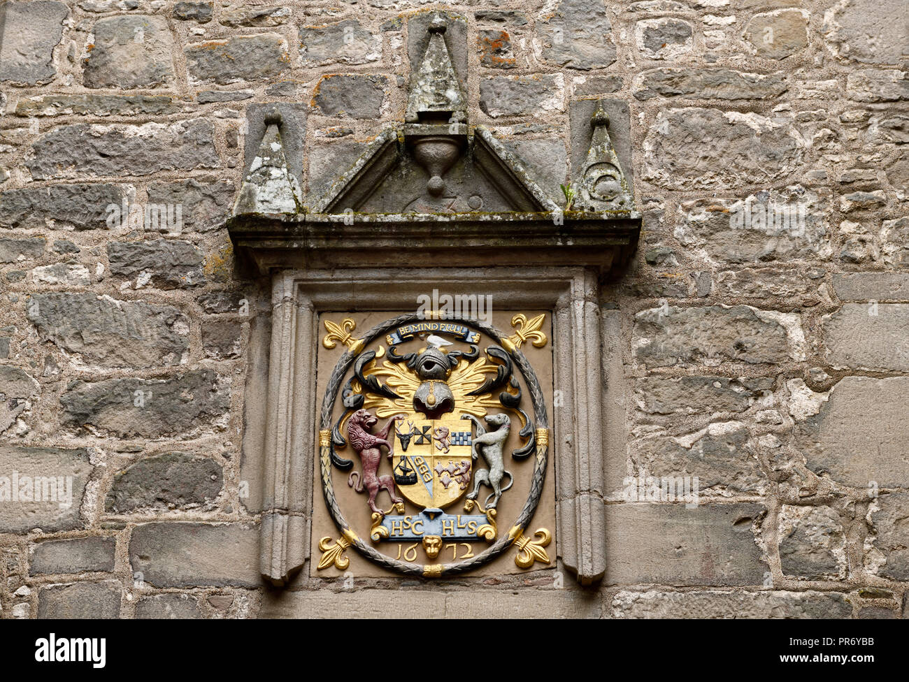 1638 Stein Rahmen für das Jahr 1672 Wappen für Hugh Campbell und Henrietta Stewart und Motto Geist voll am Cawdor Castle Schottland Stockfoto
