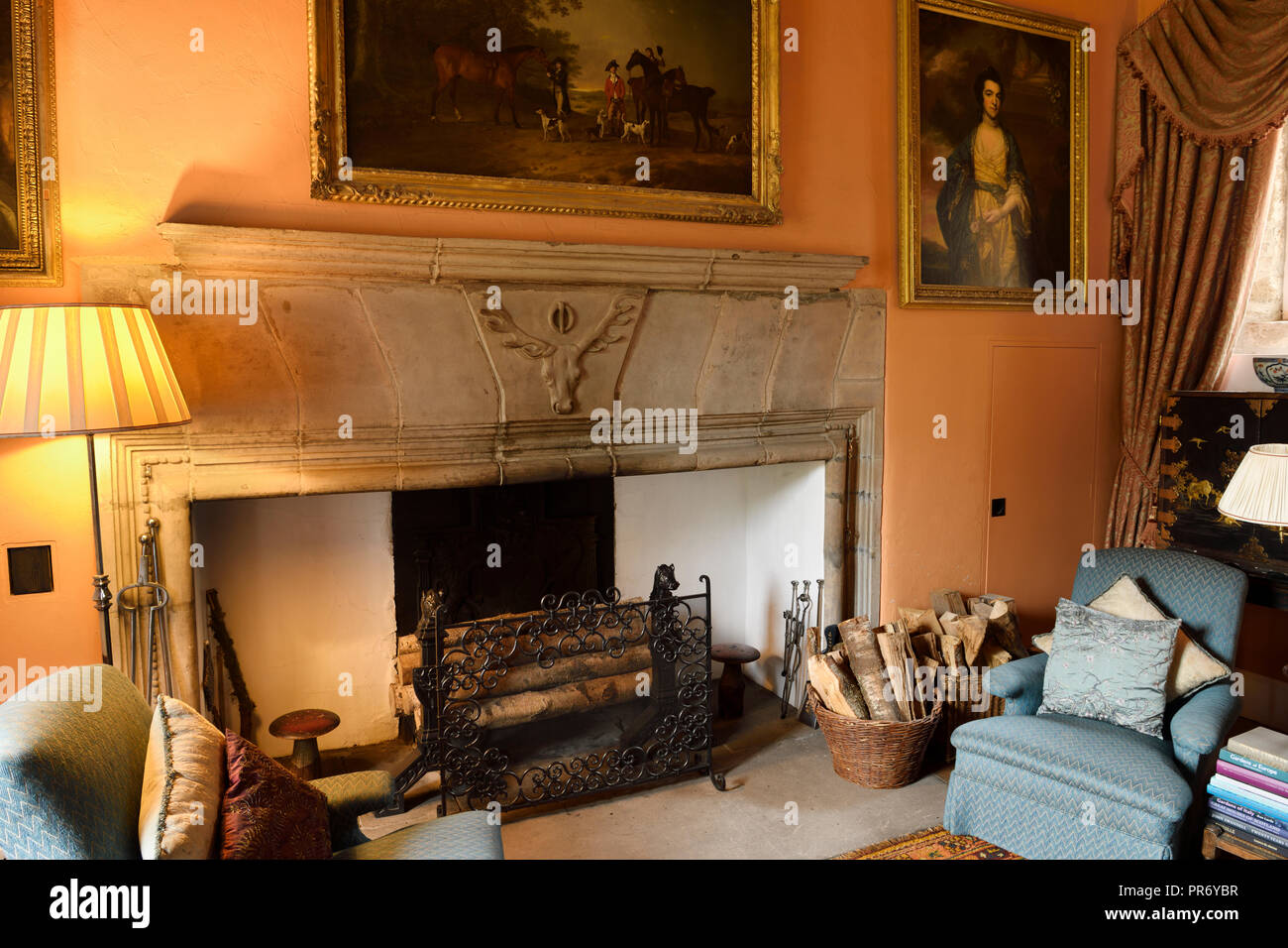 Salon Cawdor Castle Schottland mit Plüschsesseln rund um Kamin staghead Schnalle Emblem und gerahmten Familie Gemälde Stockfoto