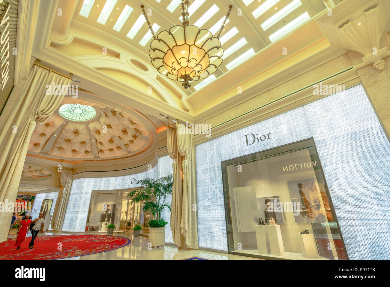 Las Vegas, Nevada, Vereinigte Staaten - 18 August, 2018: paar Spaziergang in Encore Esplanade, der verbindet Encore Las Vegas mit Wynn Las Vegas Hotel Resort Casino, einem luxuriösen Einkaufsmöglichkeiten der bekannten Marken. Stockfoto