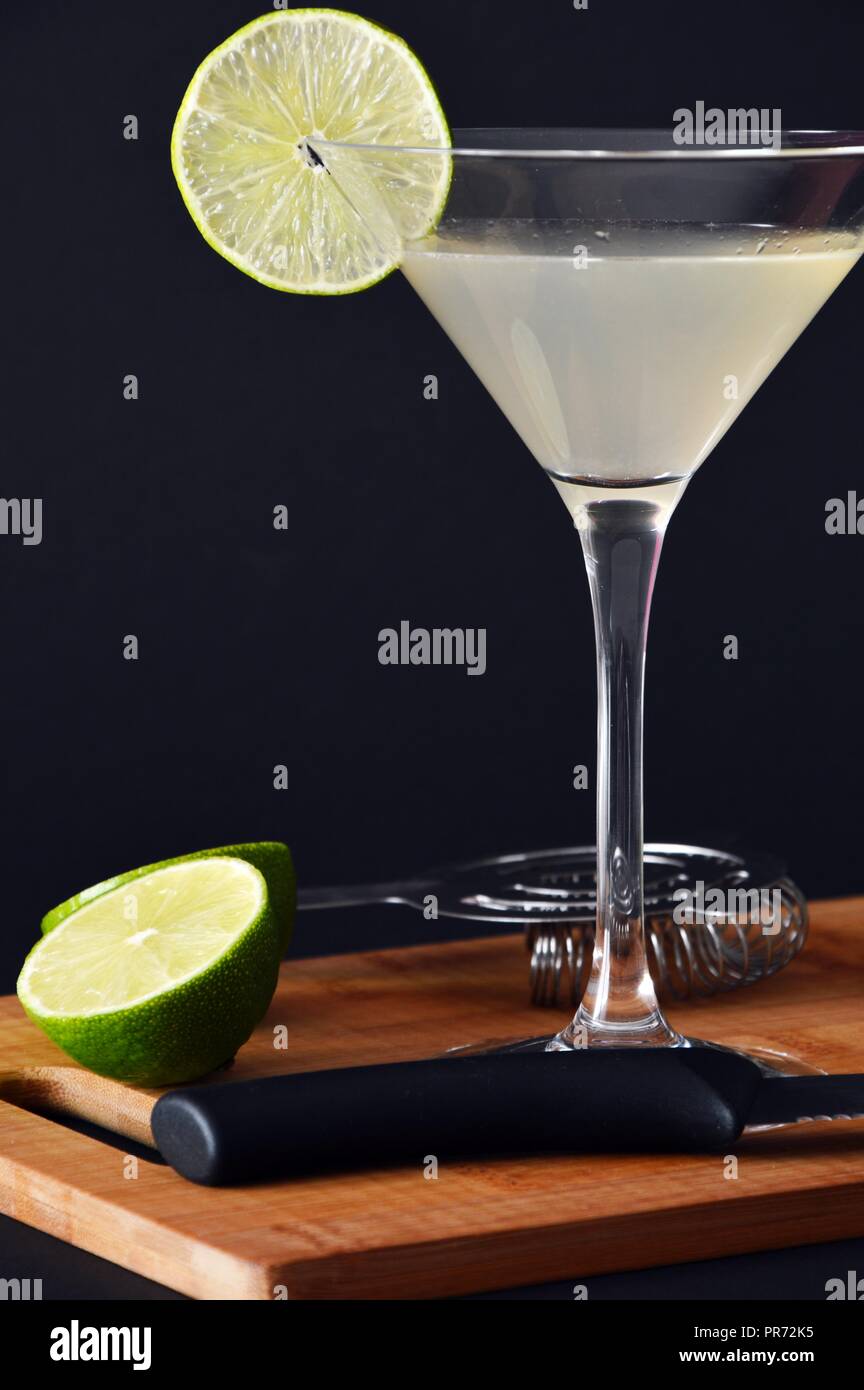 Glas daiquiri Cocktail auf Holz Schneidebrett und dunklen Hintergrund Stockfoto
