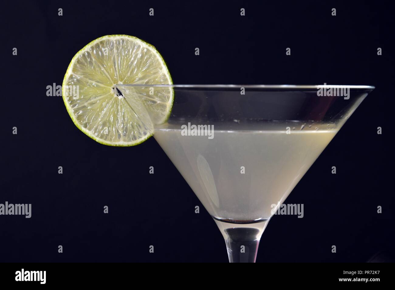 Glas daiquiri Cocktail auf dunklem Hintergrund Stockfoto
