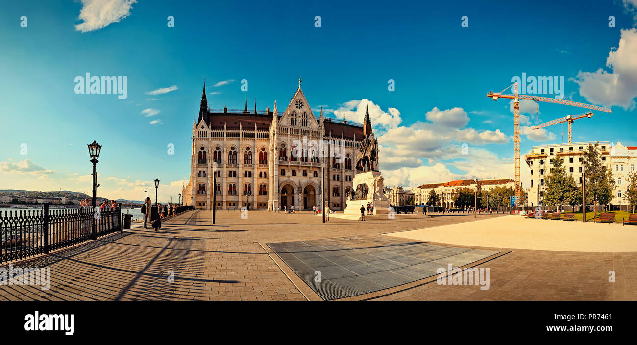 Statue von Graf Gyula Andrássy auf dem Parlament Platz vor dem Parlament in Budapest, Ungarn Stockfoto