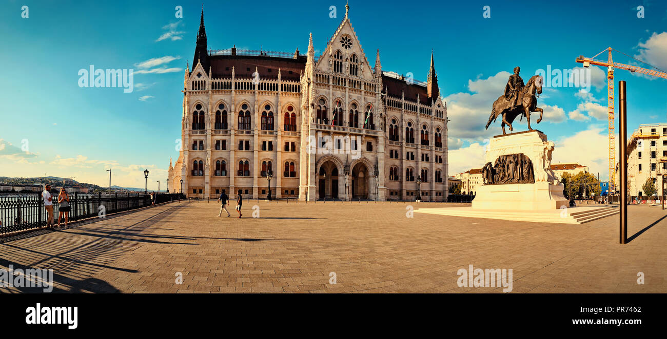 Statue von Graf Gyula Andrássy auf dem Parlament Platz vor dem Parlament in Budapest, Ungarn Stockfoto