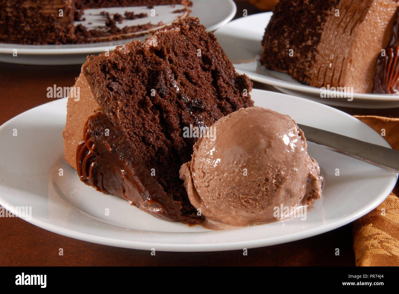 Ein Stück Schokolade Kuchen mit Eis Stockfoto