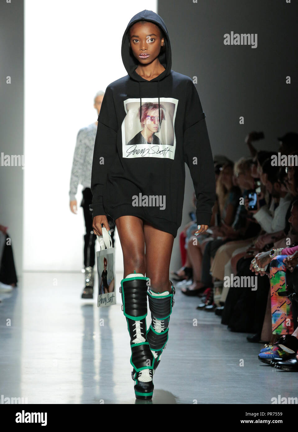 NEW YORK, NY-September 06, 2018: Olivia Anakwe geht der Start- und Landebahn am Jeremy Scott Frühling Sommer 2019 fashion show während der New York Fashion Week Stockfoto