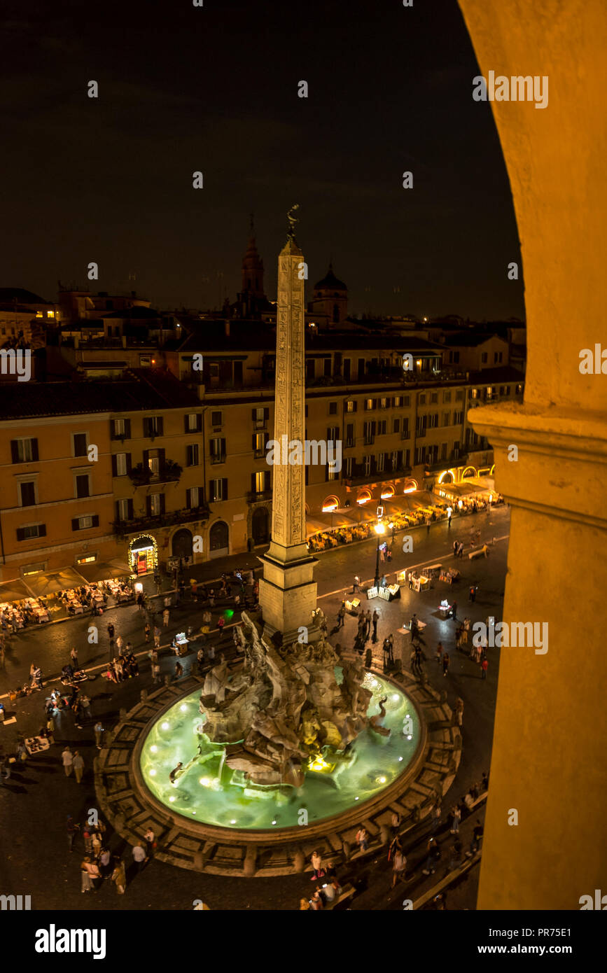 Areal Blick auf den Brunnen der vier Flüsse auf der Piazza Navona in Rom, Italien Stockfoto