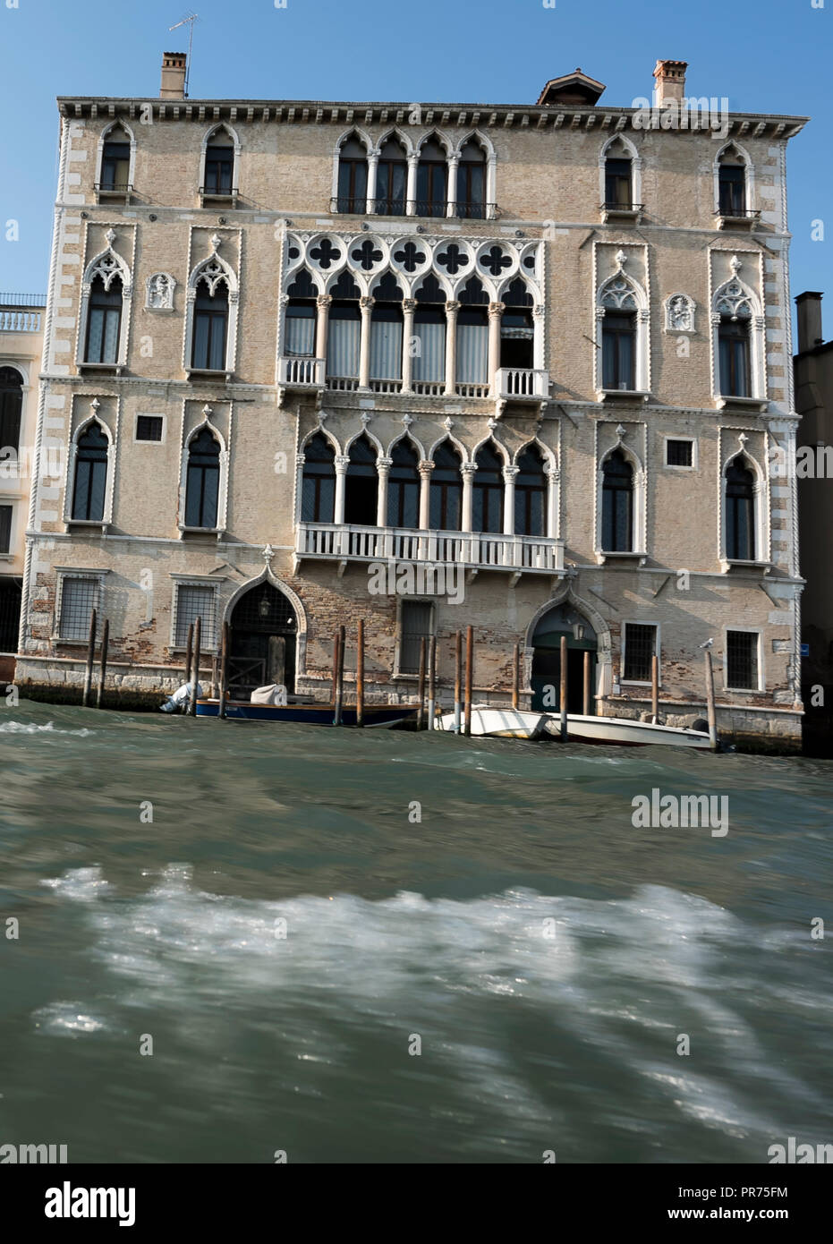 Wellen, die durch Boote am Grand Canal in Venedig, Italien Stockfoto