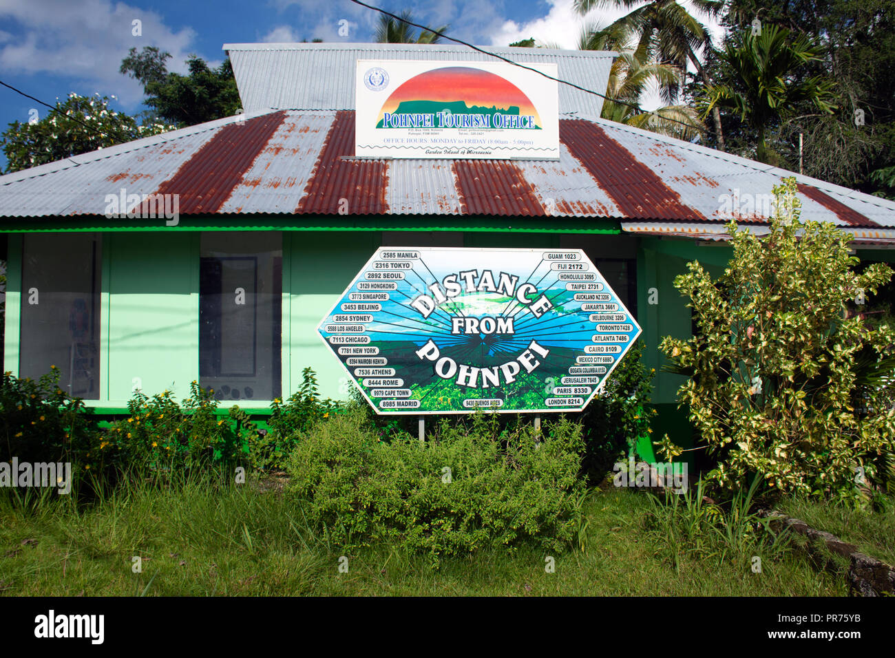 Auf der Vorderseite der Pohnpei Tourismus Büro in Kolonia, Pohnpei Zeichen, Föderierte Staaten von Mikronesien Stockfoto