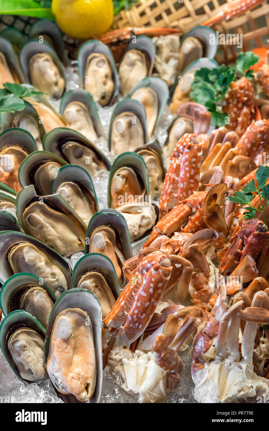 Frische Meeresfrüchte auf dem Eis in Büffet Stockfoto