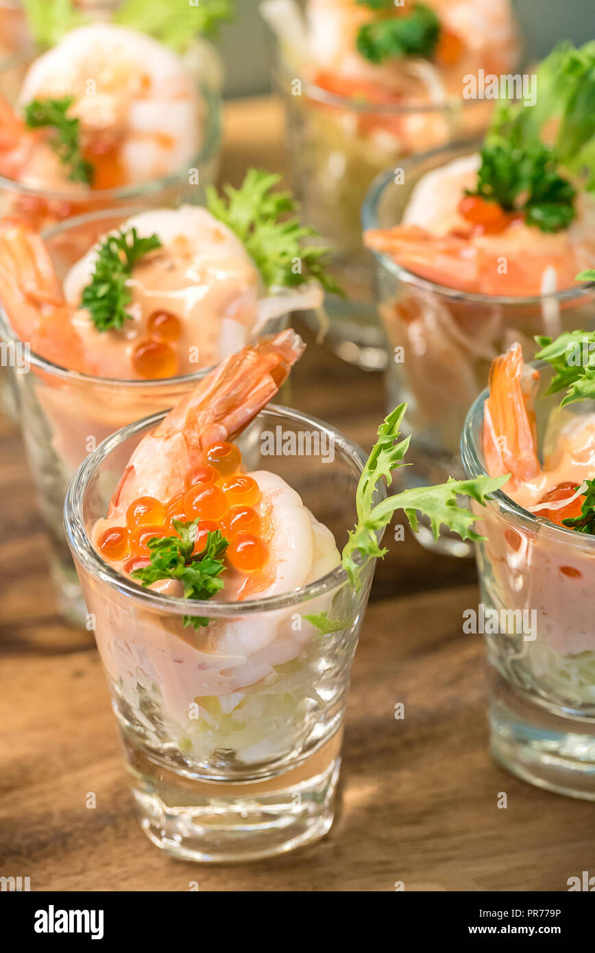 Garnelen-Cocktail und Ei im Glas Stockfotografie - Alamy