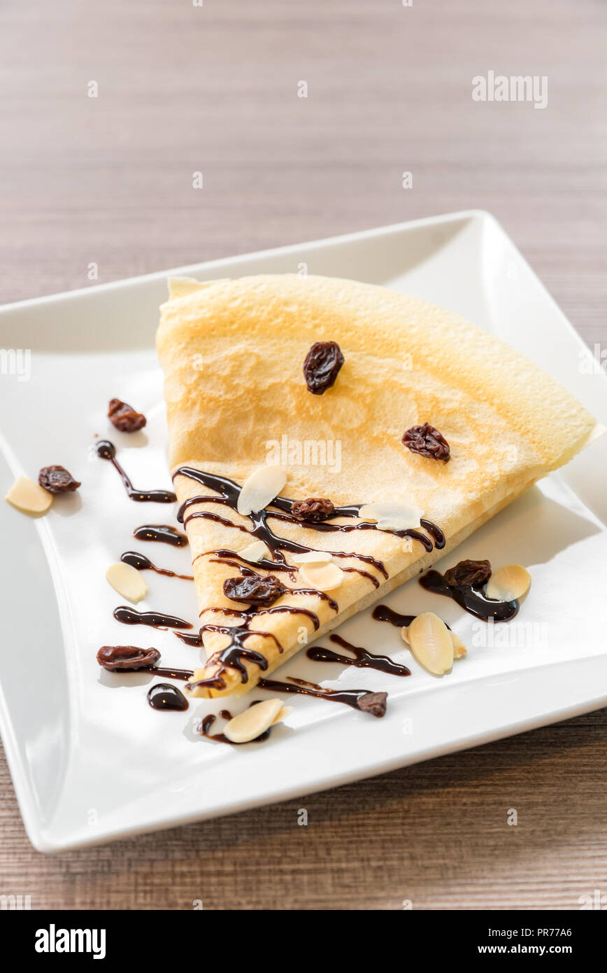 Flor mit Grüntee-Eis mit Schokoladensauce Stockfoto