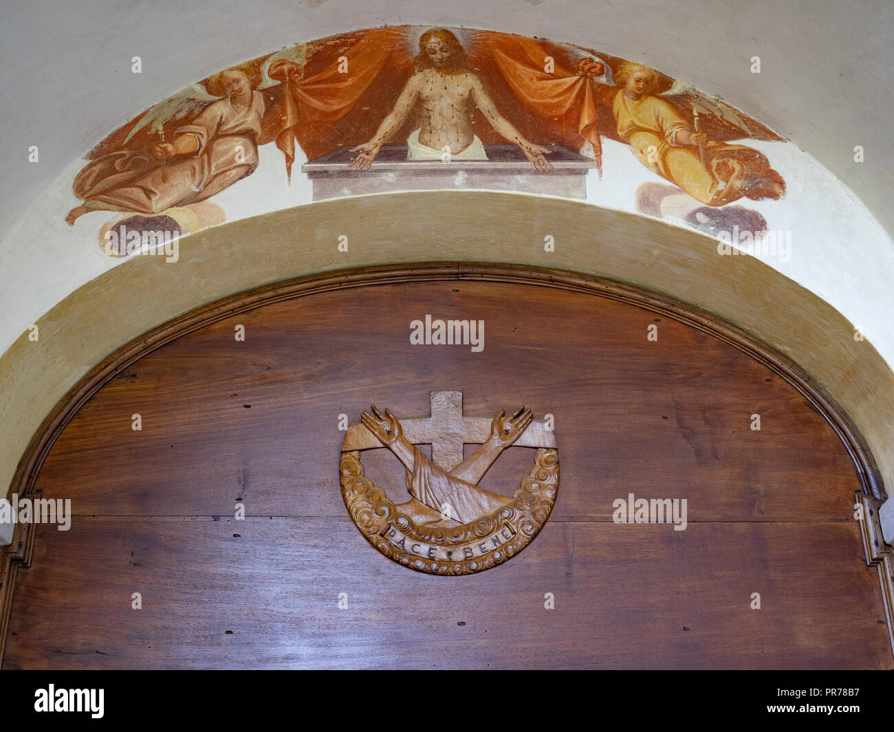 Eingang von einem religiösen Gebäude empfängt den Besucher mit dem Wunsch für den Frieden Stockfoto