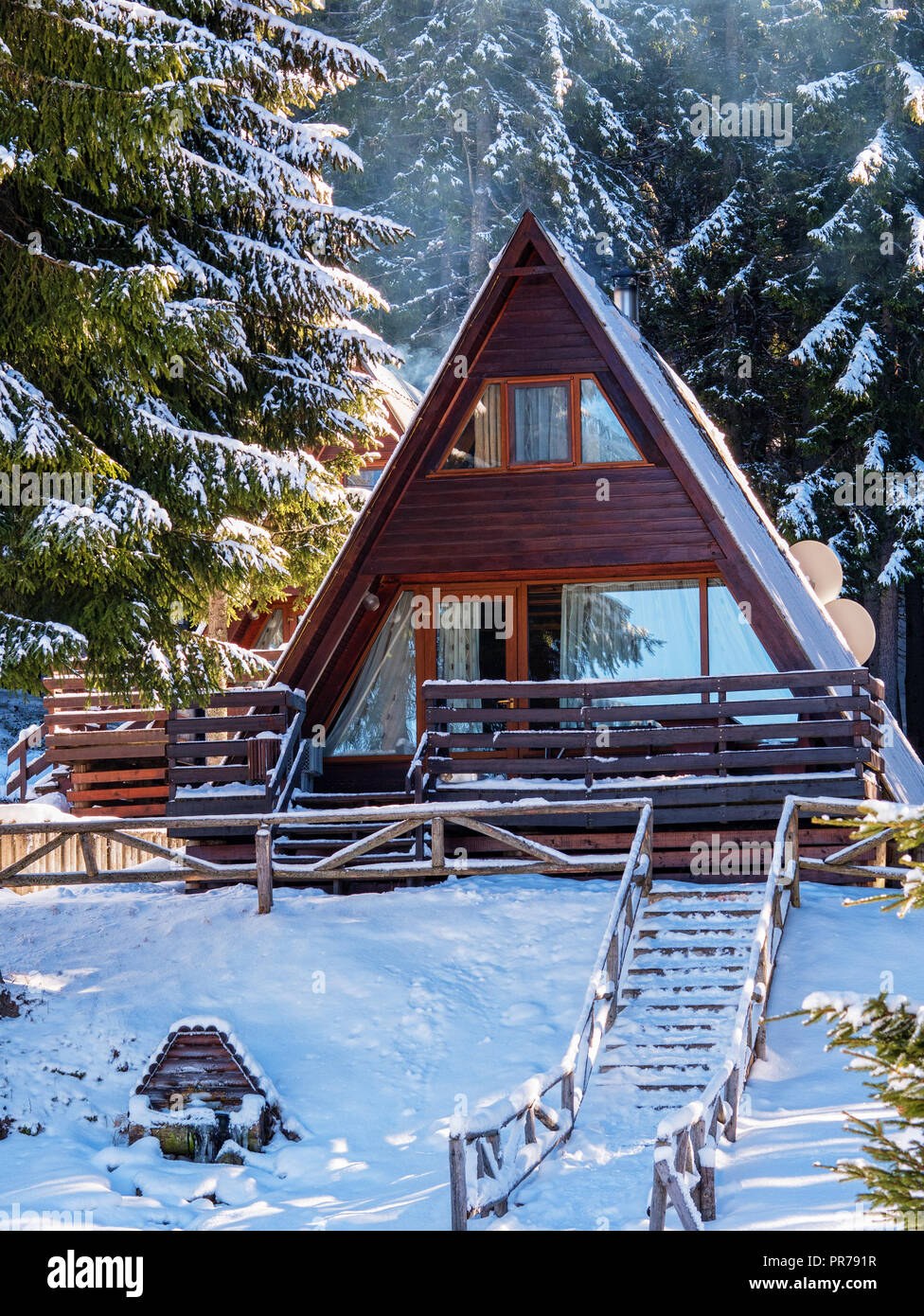 Holz haus im Winter Wald Stockfoto