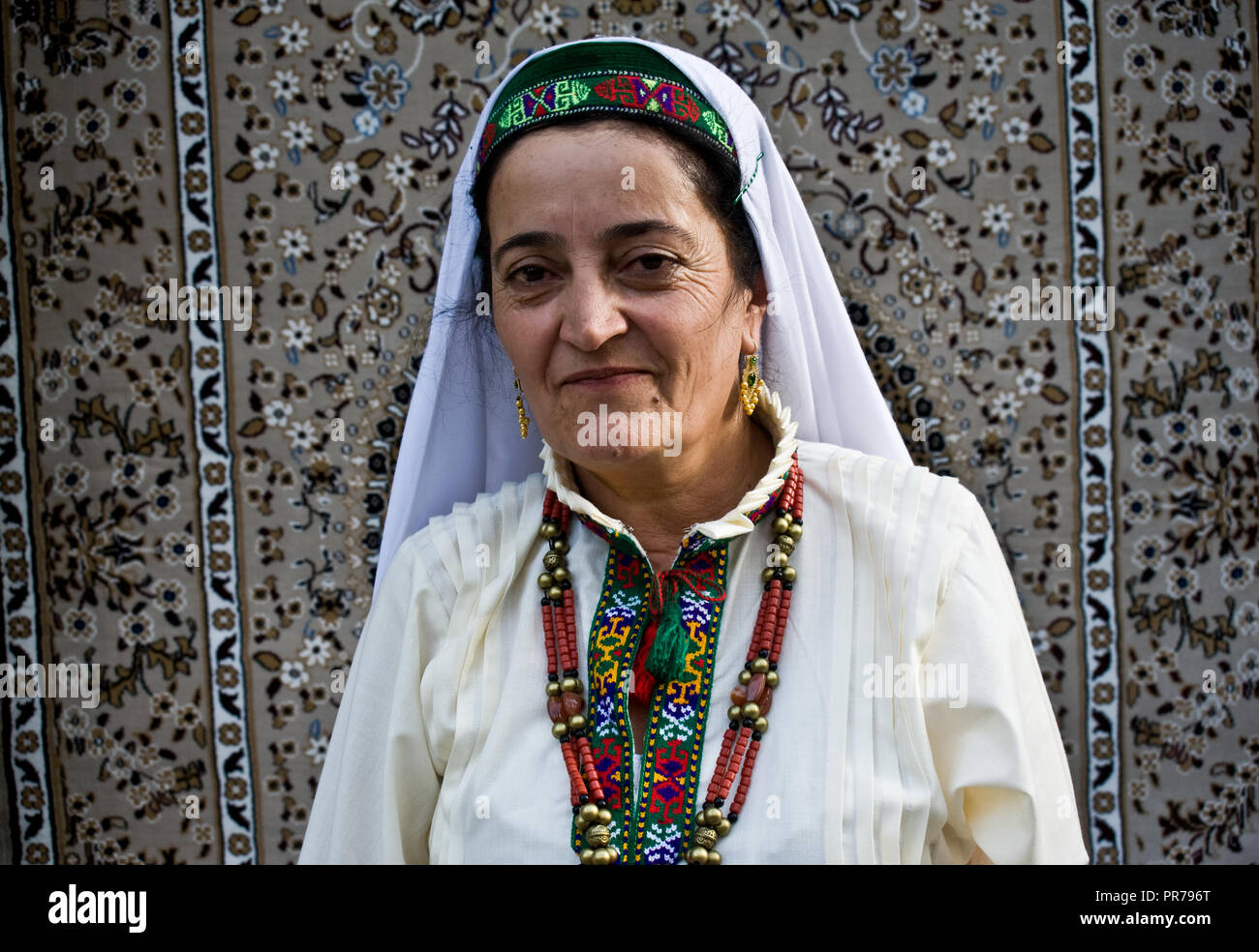 Traditionell gekleidete Frau aus dem Pamir (Tadschikistan) Sie ist eine nizari ismaili. Stockfoto