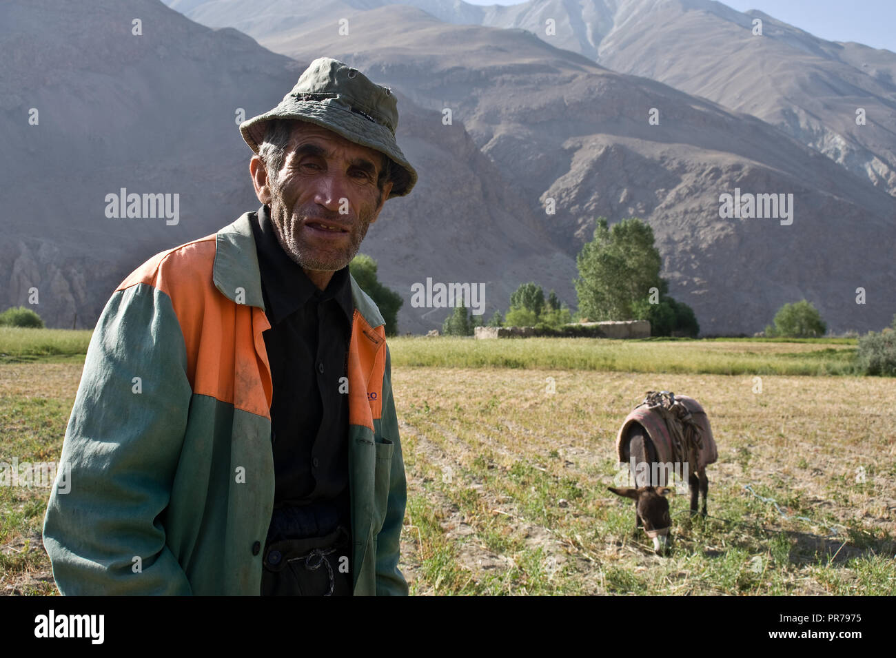 Landwirt in der wakhan Valley (Tadschikistan). Berge in der backgraound sind in Afghanistan. Stockfoto