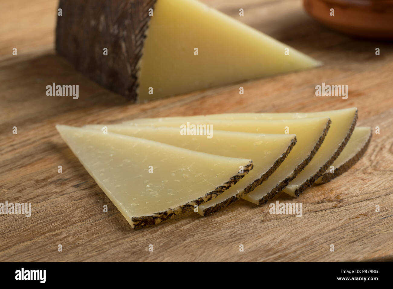 Scheiben von traditionellen spanischen Manchego Käse Nahaufnahme Stockfoto