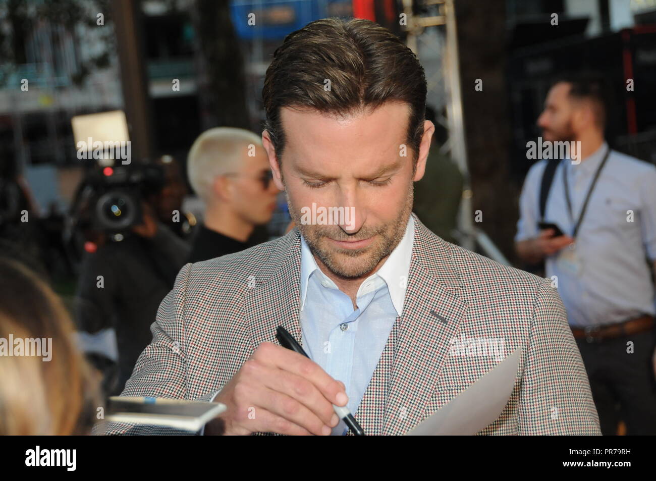 Der Schauspieler und Produzent, Bradley Cooper, der ein Star wird geboren, in London Premiere des Films. Stockfoto