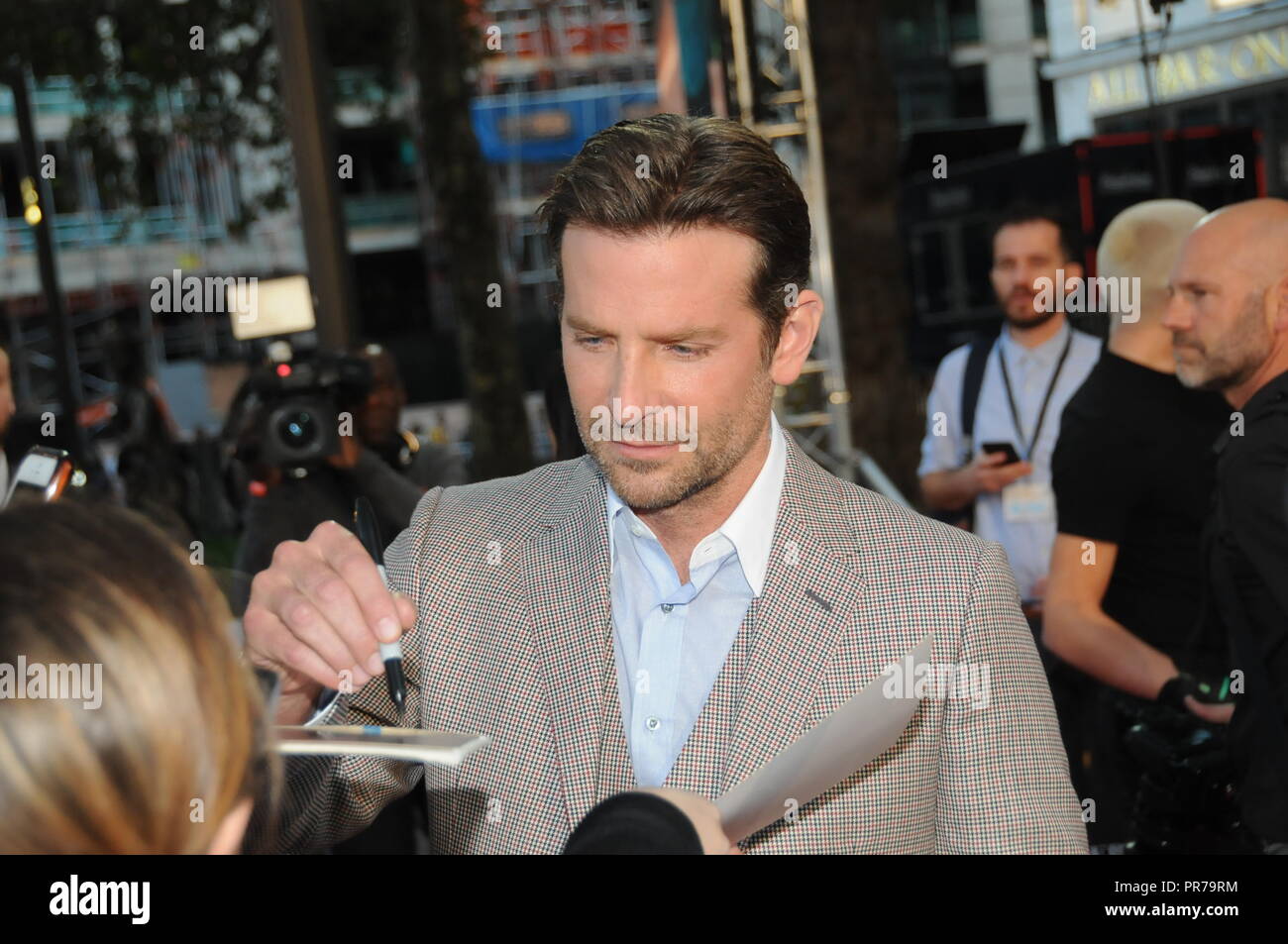 Der Schauspieler und Produzent, Bradley Cooper, der ein Star wird geboren, in London Premiere des Films. Stockfoto