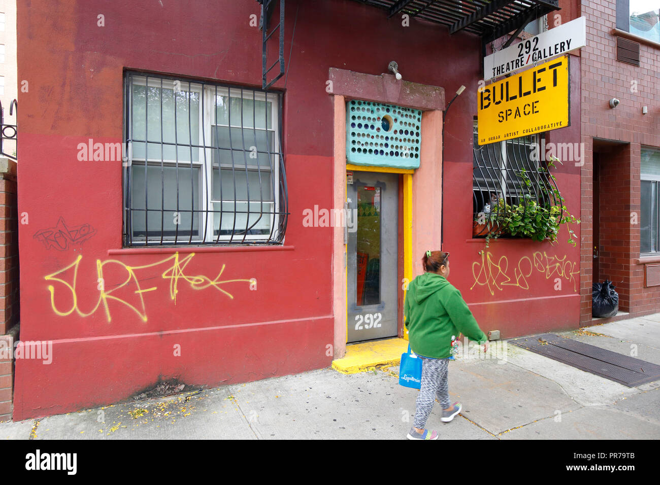 Bullet Space, 292 E 3rd St, New York, NY. aussen Storefront eines ehemaligen Hocken, und kollektive Kunst Platz im East Village in Manhattan. Stockfoto