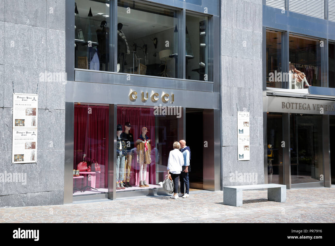 Sankt Moritz, Schweiz: shopping Windows mit Luxus Mode und Accessoires  Marken, an einem sonnigen Tag Stockfotografie - Alamy