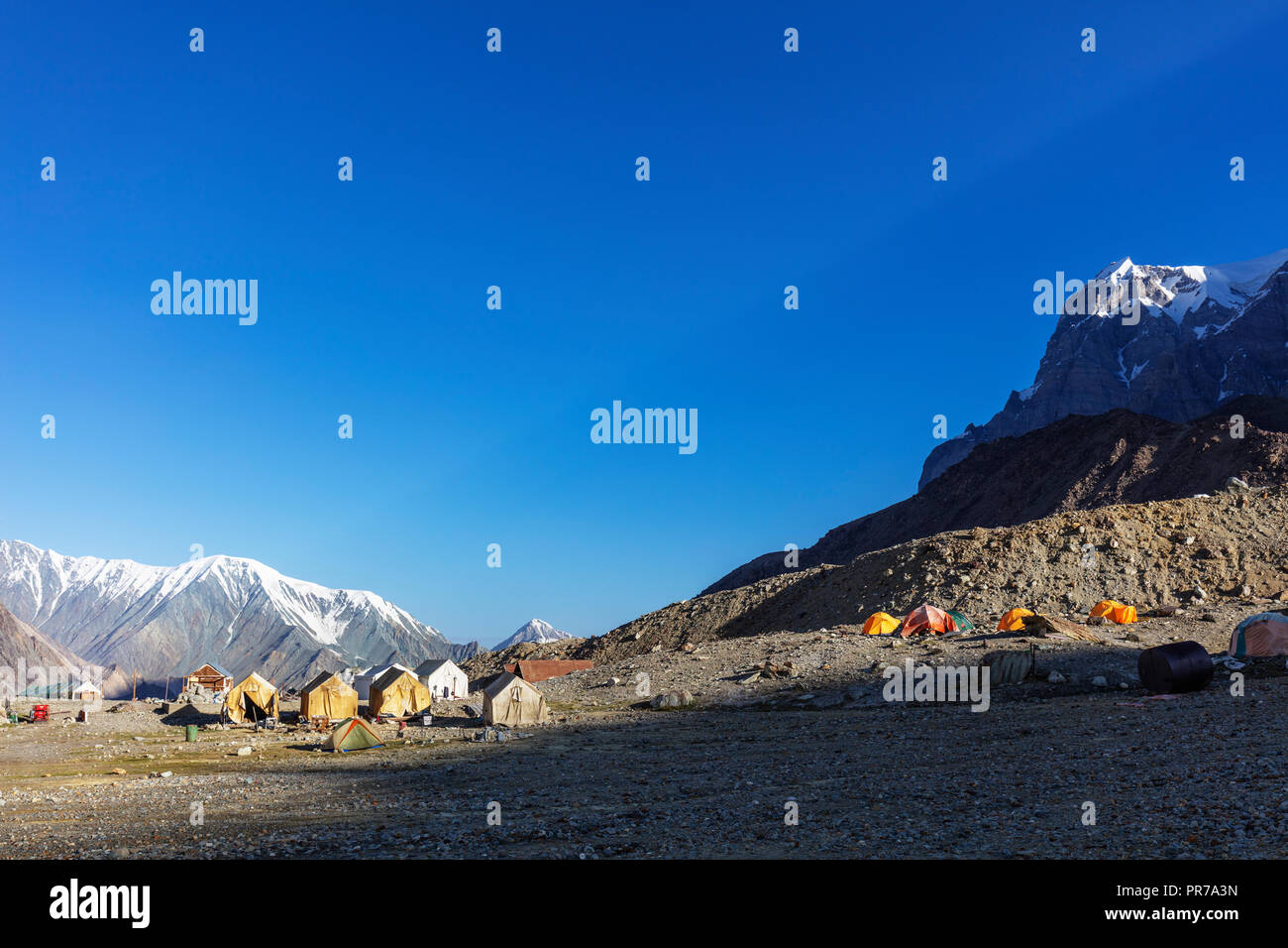 Zentralasien, Tadschikistan, UNESCO-Weltkulturerbe, tadschikischen National Park - Berge der Pamir, alten Zelte auf Moskvina Basislager Stockfoto