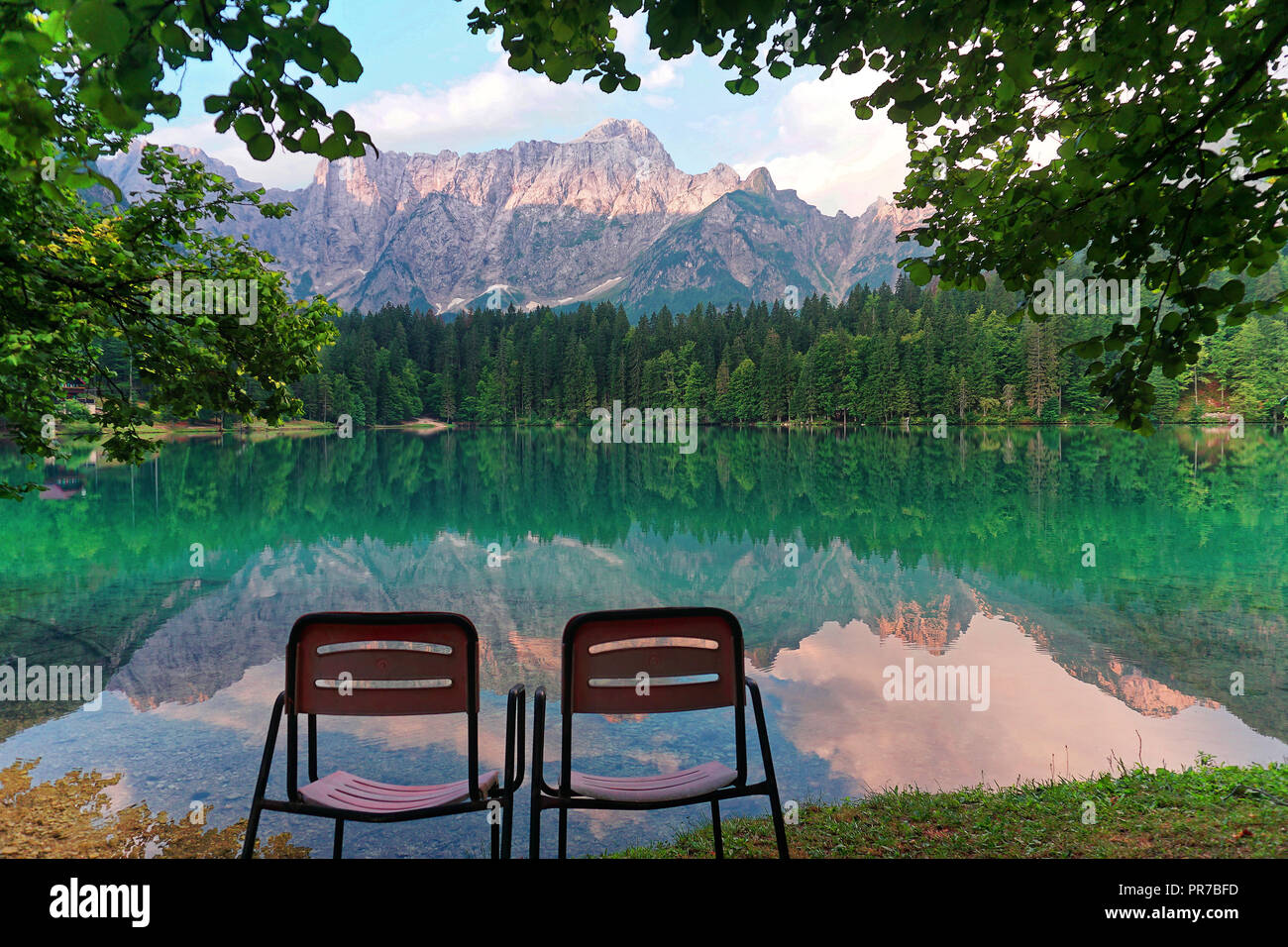 Freie Stühle bewundern fusine Seen Reflexion Landschaft Italien Stockfoto