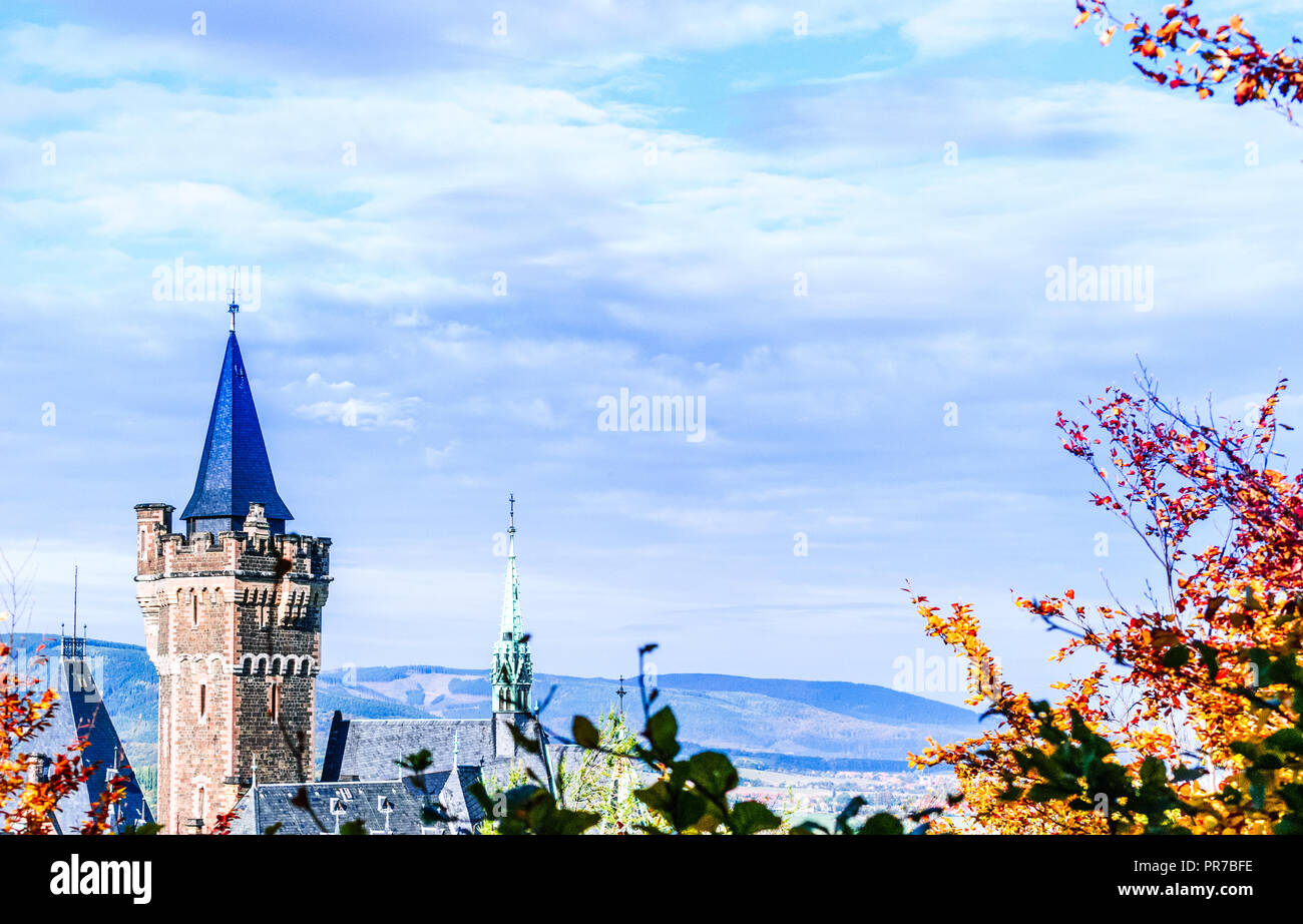 Blick auf Herbst Landschaft mit Schloss Wernigerode in Deutschland Stockfoto