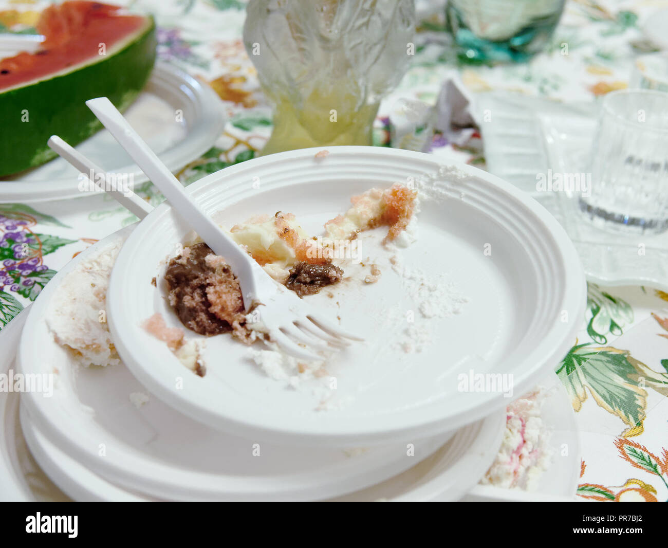 Verschmutzte Kunststoff Platten an fertigen Partei Stockfoto