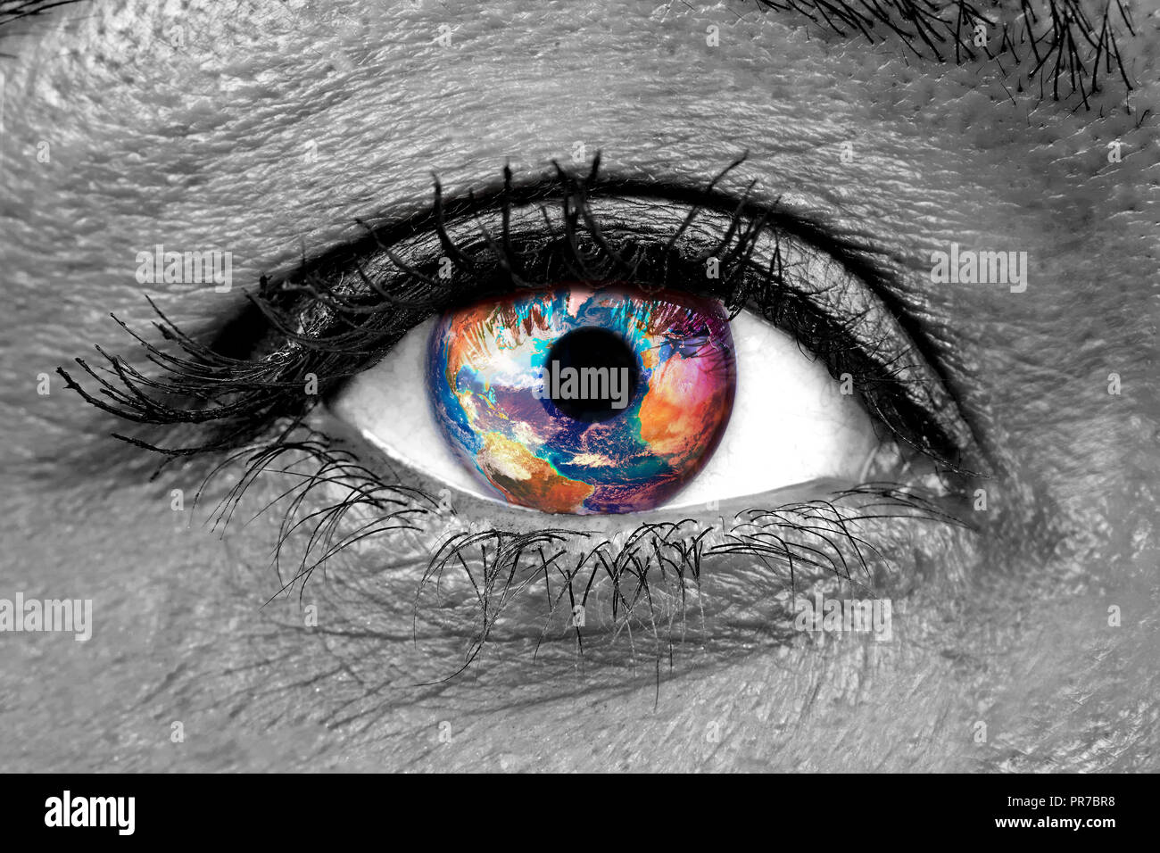 Weibliche menschliche Auge schließen oben mit Erde beeindruckt auf der Iris Stockfoto