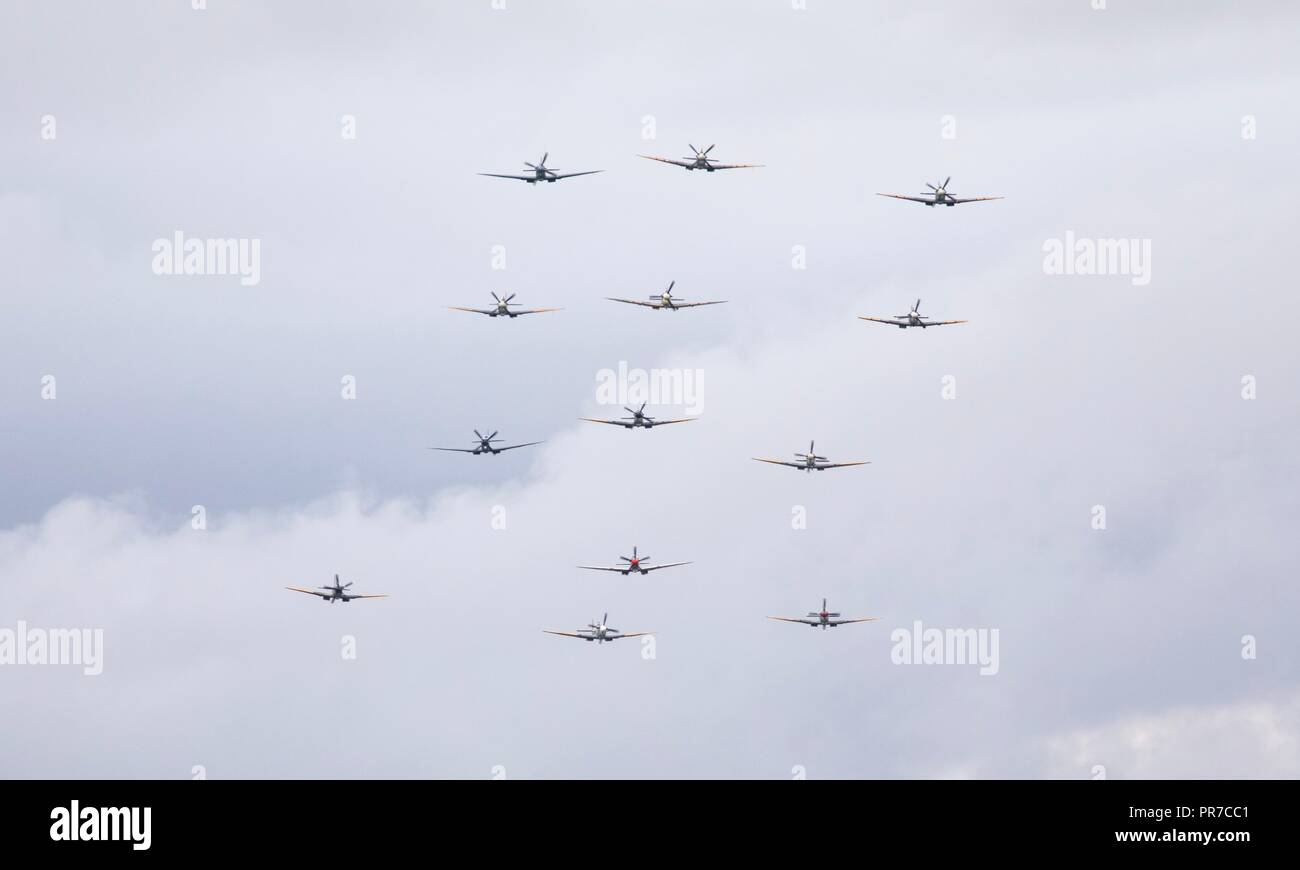 Die Bildung des Zweiten Weltkriegs Supermarine Spitfires, am IWM Duxford Airshow flying Schlacht von Großbritannien am 23. September 2018 Stockfoto