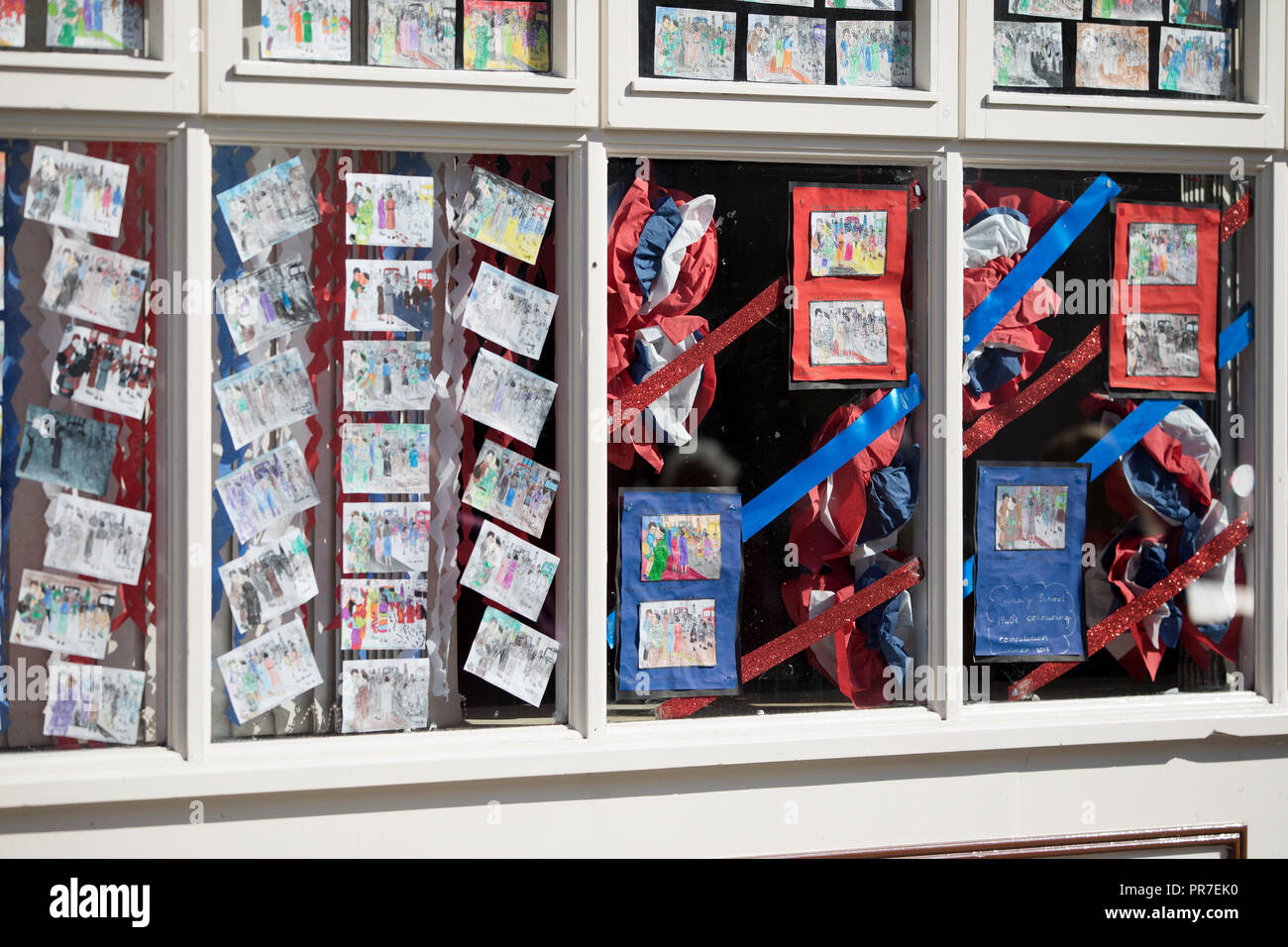 Shop Front zeigt Bilder der Kinder in Slough, Großbritannien für die 1940er Jahre Wochenende Stockfoto