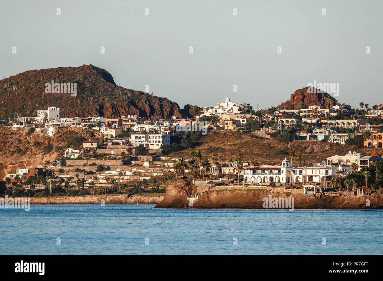 Hügel und Felsen. Hügel zwischen Meer und Wüste in der Bucht von San Carlos, Sonora, Mexiko. Tag und Cerro y fomacion de Rocas. colina entre el Mar y Desierto de la Bahia de San Carlos, Sonora, Mexiko. dia, Temprano (Foto: Luis Gutierrez/NortePhoto.com), Wohngebiet, Wohnviertel, Residenzen auf dem Hügel, Zona Residencial, Distrito Residencial, residencias de La Colina, Sahuaros, Kaktus, Berg Stockfoto