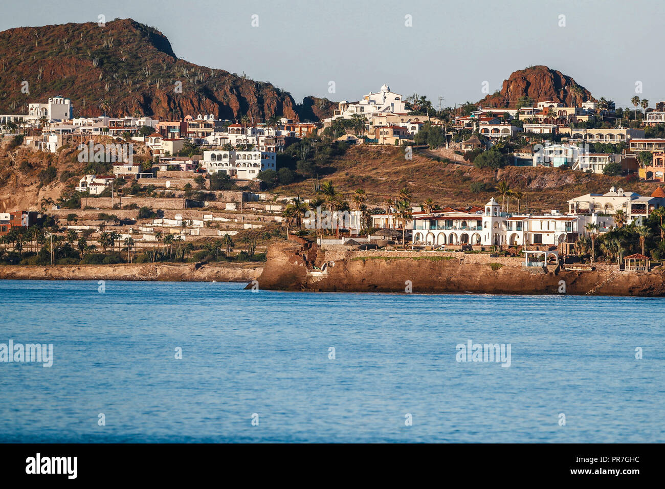 Hügel und Felsen. Hügel zwischen Meer und Wüste in der Bucht von San Carlos, Sonora, Mexiko. Tag und Cerro y fomacion de Rocas. colina entre el Mar y Desierto de la Bahia de San Carlos, Sonora, Mexiko. dia, Temprano (Foto: Luis Gutierrez/NortePhoto.com), Wohngebiet, Wohnviertel, Residenzen auf dem Hügel, Zona Residencial, Distrito Residencial, residencias de La Colina, Stockfoto