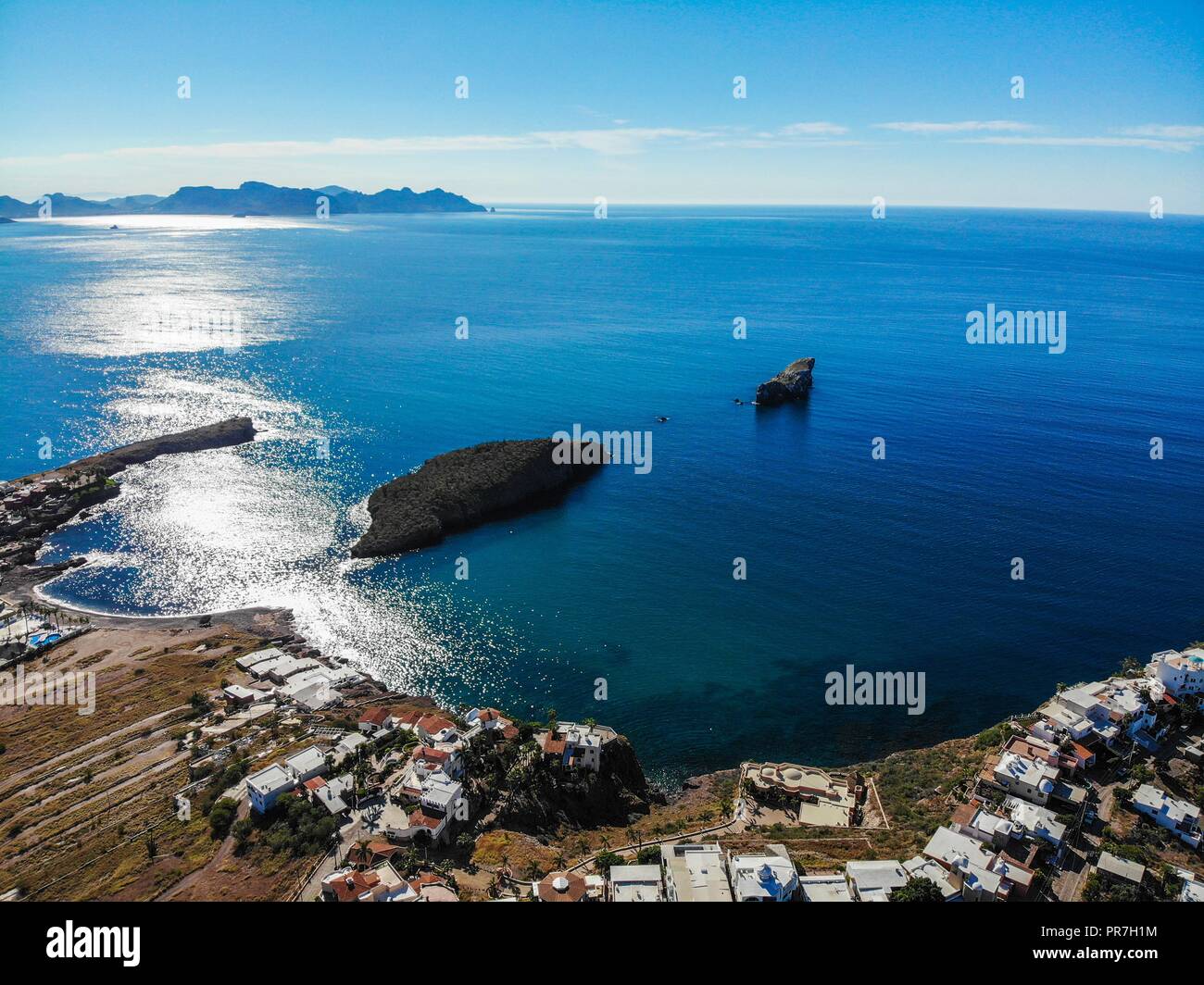 Wohngebiet, auf einem Hügel über der Bucht von San Carlos, Sonora, Mexiko. (Foto: Luis Gutierrez/NortePhoto.com) Wohngebiet, Wohnviertel, Residenzen auf dem Hügel, Wohngebiet, Wohnviertel, Residenzen auf dem Hügel, Golf von Kalifornien. Meer von ​​Cortés. Meer Bermejo. nordwestlich von Mexiko. Reiseziel, Ausflüge. Blau, Ruhe, Meer, Pazifik, Residencial sobre una Colina de la Bahia de San Carlos, Sonora, Mexiko. (Foto: Luis Gutierrez/NortePhoto.com) Wohngebiet, Wohnviertel, Residenzen auf dem Hügel, Zona Residencial, Distrito Residencial, Wohnen Stockfoto