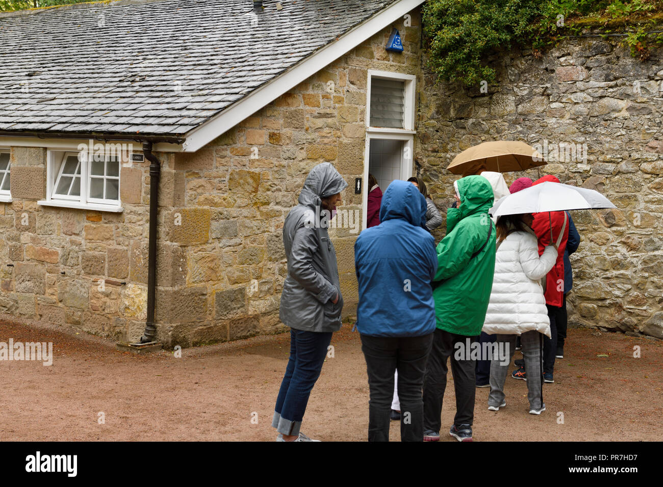 Frauen aufgereiht für die Damen Zimmer wc im Regen am Cawdor Castle Nairn Schottland Großbritannien Stockfoto