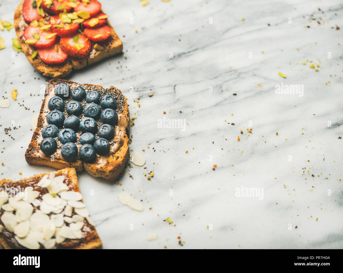 Vegan Vollkorn Toast mit Früchten, Samen, Nüsse, Marmor Hintergrund Stockfoto