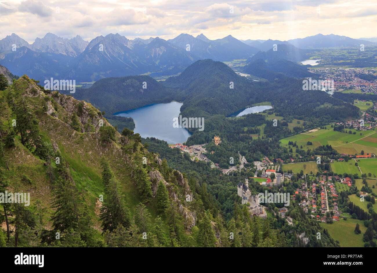 Luftaufnahme von Schloss Neuschwanstein, Alpsee, Füssen und die Bayerischen Alpen in Deutschland Stockfoto