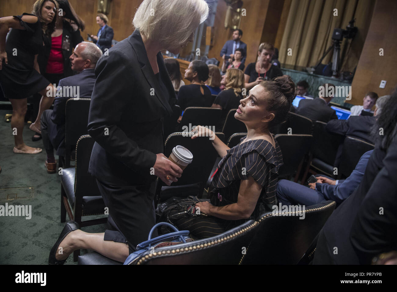 Washington, DC, USA. 27 Sep, 2018. UNITED DCS - 27. SEPTEMBER: Schauspielerin Alyssa Milano, Recht, spricht mit Sen Kirsten Gillibrand, D-N.Y., in der Anhörung vor dem Start von Dr. Christine Blasey Ford's Auftritt in der Senat-rechtsausschusse auf die Nominierung von Brett M. Kavanaugh eine Richterin am Obersten Gerichtshof der Vereinigten Staaten in Verbindung gebracht werden zu bezeugen. (Foto von Tom Williams/CQ Namentliche) Credit: Tom Williams/CNP/ZUMA Draht/Alamy leben Nachrichten Stockfoto