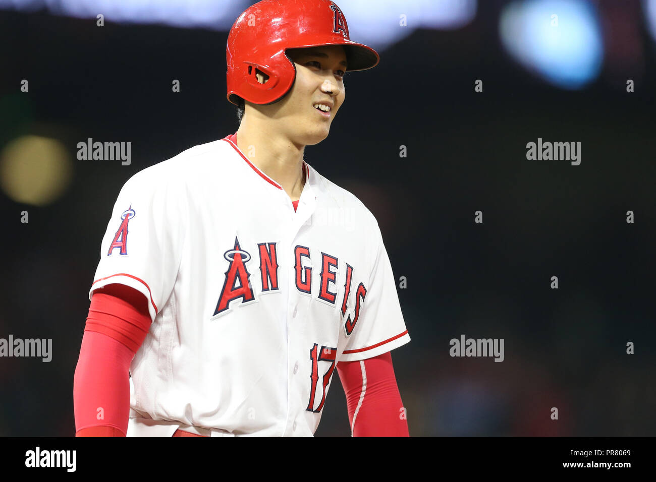 September 28, 2018: Los Angeles Engel Krug Shohei Ohtani (17) Lächeln auf den ersten Base umpire Joe West (22) Während des Spiels zwischen den Oakland A's und der Präfektur Aichi im Angel Stadium in Anaheim, CA, (Foto von Peter Joneleit, Cal Sport Media) Stockfoto