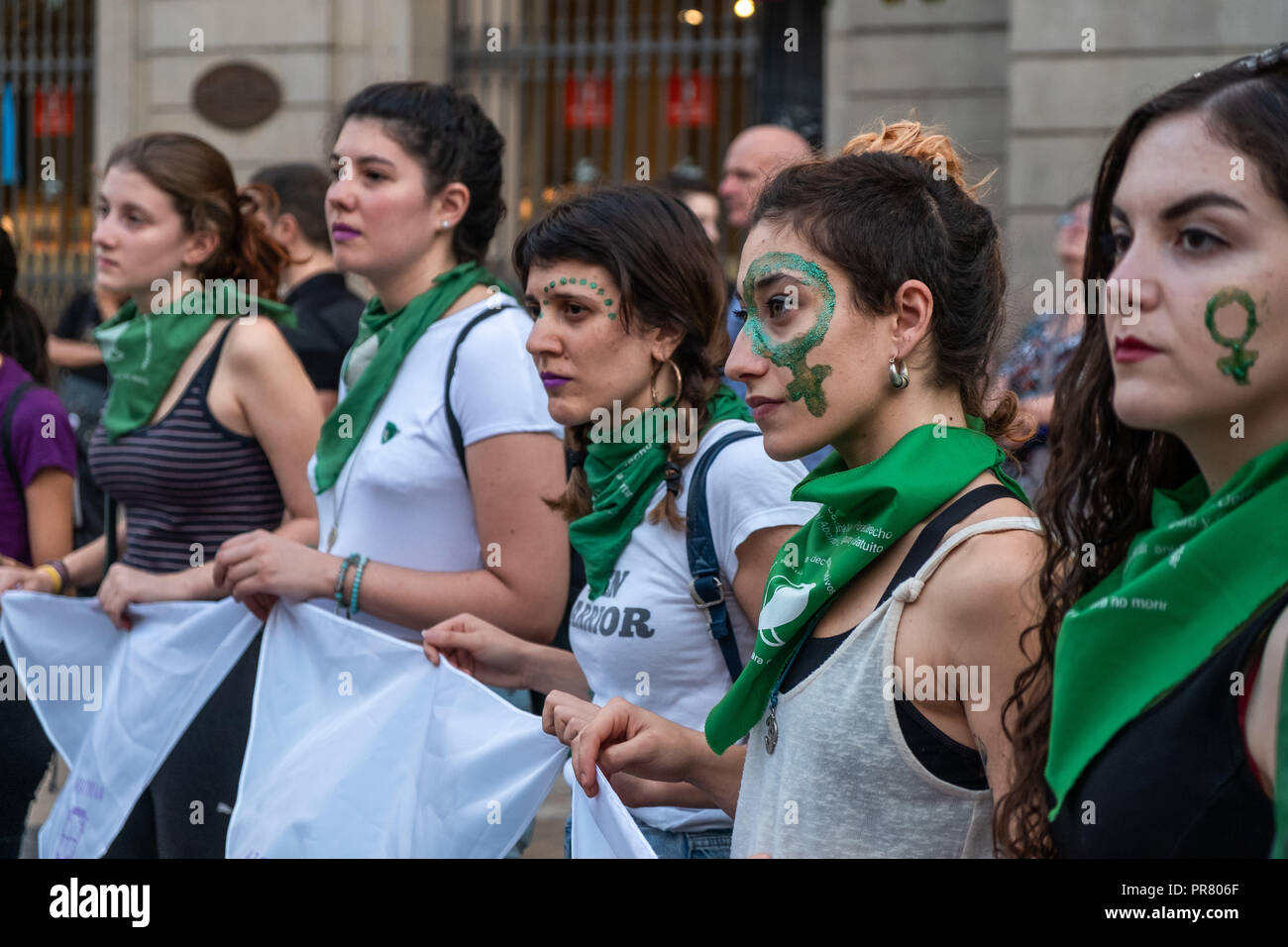 Barcelona, Katalonien, Spanien. 28 Sep, 2018. Eine Gruppe Frauen zu sehen sind ständigen Holding Taschentücher während des Protestes. Zeitgleich mit der Feier der weltweiten Aktionstag für eine legale und sichere Abtreibung mehr als hundert Frauen ihre Rechte in Barcelona einen kostenlosen, legalen und sicheren Abtreibung behauptet haben. Credit: Paco Freire/SOPA Images/ZUMA Draht/Alamy leben Nachrichten Stockfoto