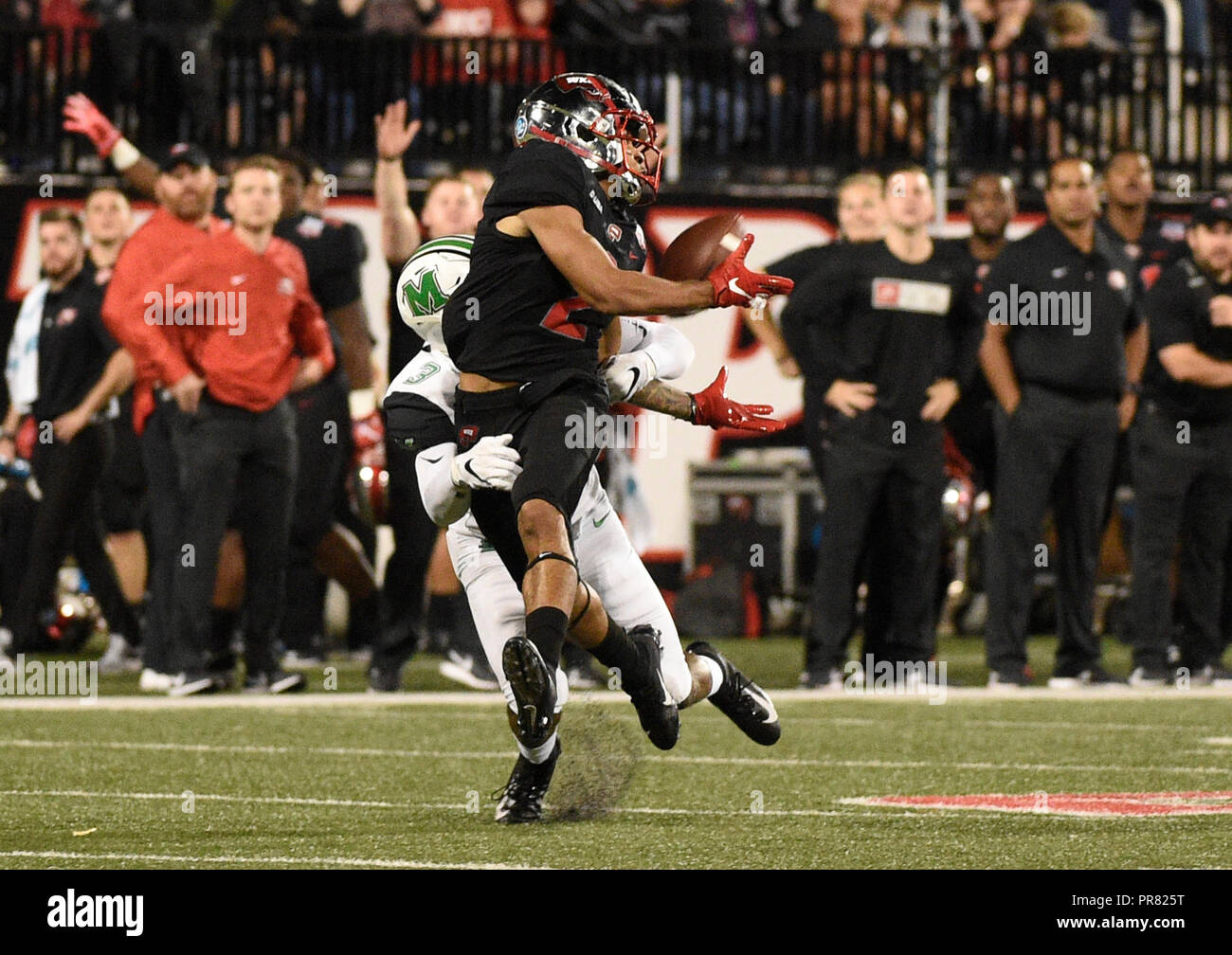 In Kentucky, USA. 29. September 2018. Western Kentucky Hilltoppers wide receiver Jacquez Sloan (2) Macht ein Fang über Marshall Donnernherde Defensive zurück Chris Jackson (3) im dritten Quartal eine NCAA Football Spiel zwischen den Marshall Donnernherde und die westlichen Kentucky Hilltoppers an Houchens Industrien - L.t. Smith Stadion in Bowling Green Ky. Western Kentucky fallen Marshall 20-17 Steve Roberts CSM Credit: Cal Sport Media/Alamy leben Nachrichten Stockfoto