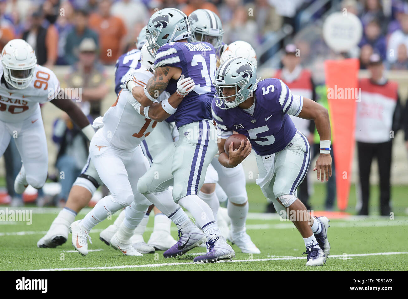 Manhattan, Kansas, USA. 29 Sep, 2018. Kansas State Wildcats Quarterback Alex Delton (5) ruft seine eigene Nummer mit einem Durchlauf nach außen während der NCAA Football Spiel zwischen der Texas Longhorns und dem Kansas State Wildcats auf Bill Snyder Familie Stadion in Manhattan, Kansas. Kendall Shaw/CSM/Alamy Live News Credit: Cal Sport Media/Alamy leben Nachrichten Stockfoto